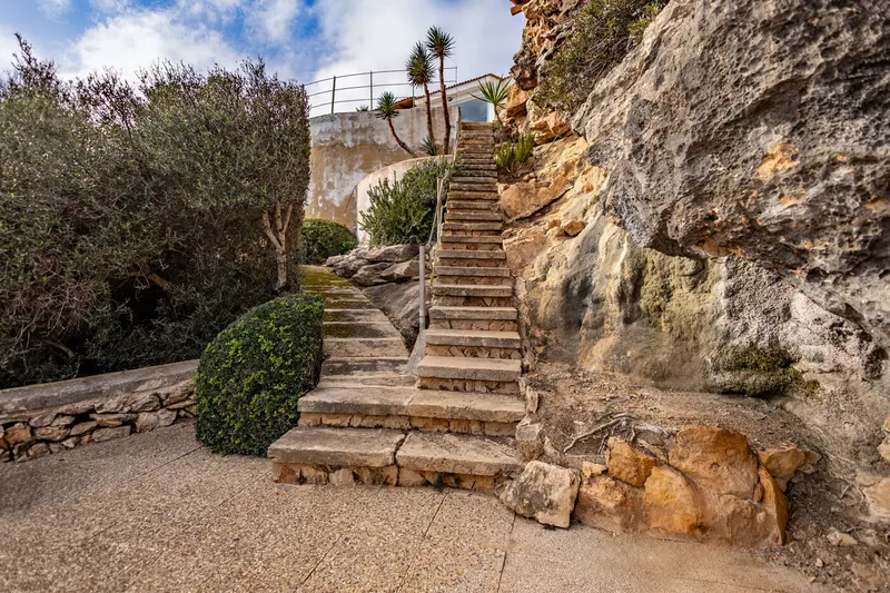 Villa in first sea line on double plot to renovate — photo 11