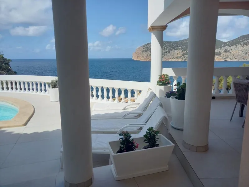 Luxury Beachfront Villa in Camp de Mar — photo 1
