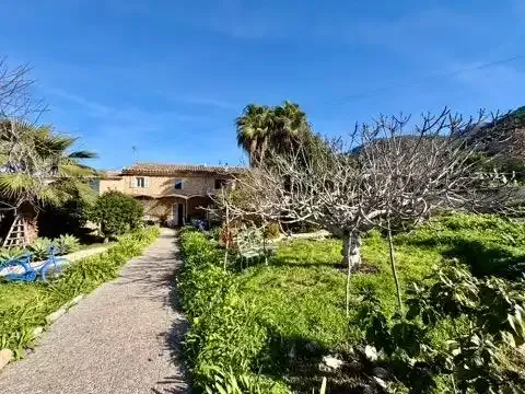 In the village of Andratx, with completely clear mountain views, southwest orientation and great brightness, we discover this beautiful ca — photo 1