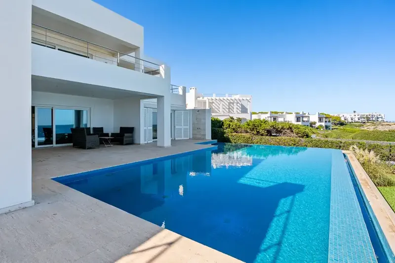 This singular frontline villa in Cala d'Or offers extraordinary privacy, magnificent outdoor spaces and uninter — photo 2