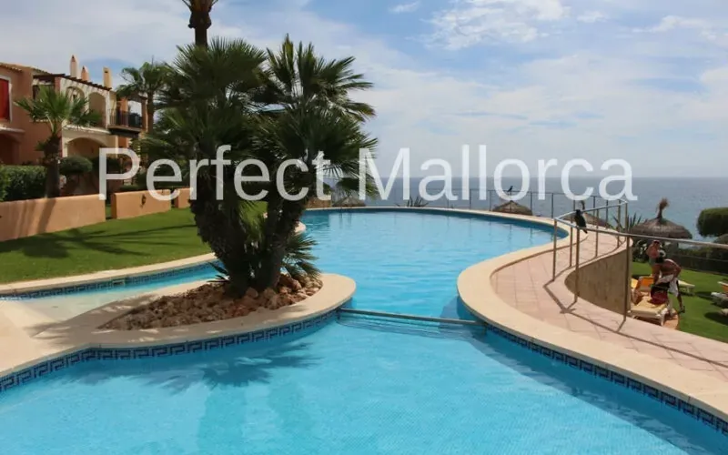 End townhouse overlooking the beach in a well maintained complex with pool in Cala Murada — photo 2