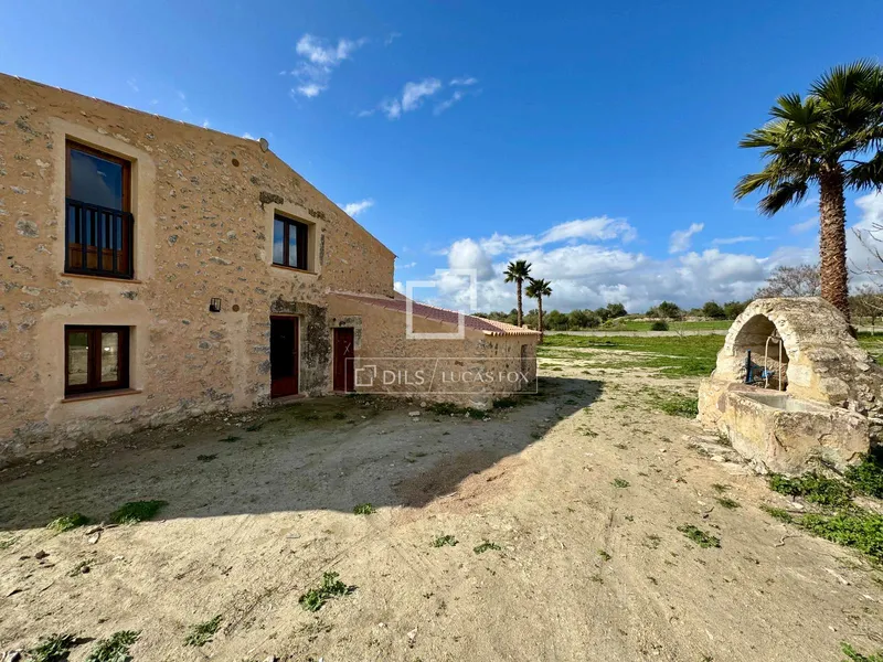 270m² country house with 3,551m² garden for sale in Llubí — photo 1