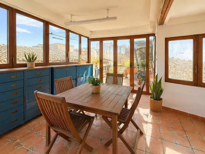Discover this wonderful townhouse in a privileged corner location, distributed over two floors — photo 1