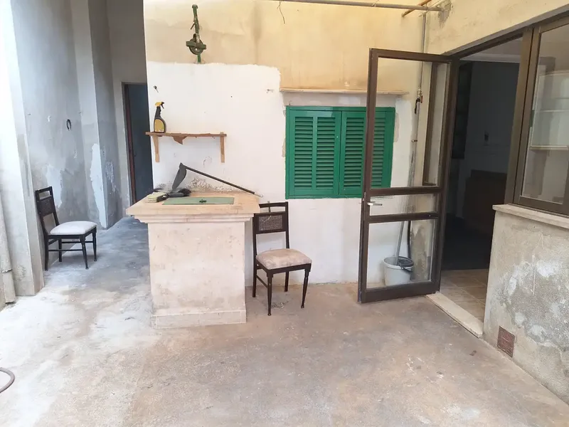 Discover this charming village house in the heart of Petra, built in 1900 and full of history. With a built area of 16 — photo 2
