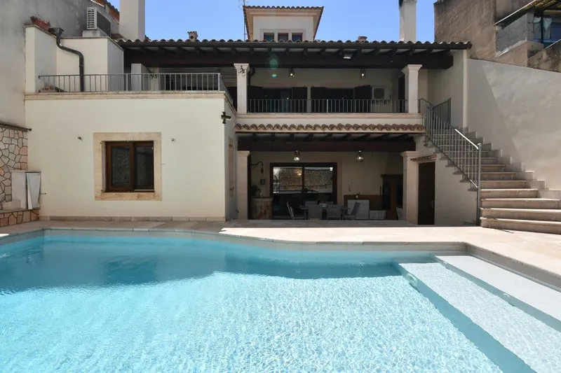 Cozy and spacious townhouse with a pleasant outdoor area in Porreres — photo 1
