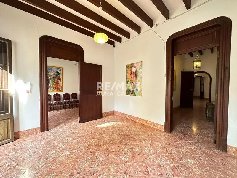 Historic building with commercial premises in the center of Manacor — photo 1