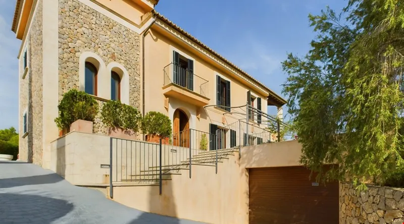 Five-bedroom Mediterranean villa with private pool for sale in Calvià — photo 3