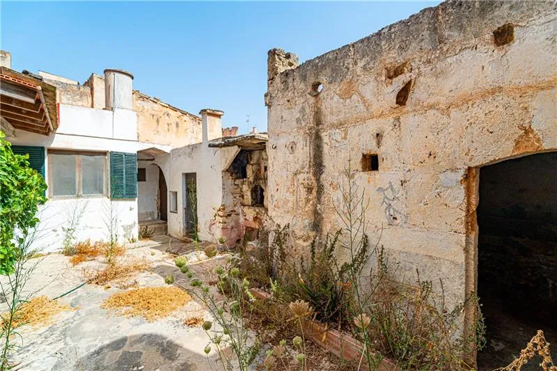 A 526 m² stately home on a plot of approximately 575 m² in the historic centre of Llucmajor — photo 1