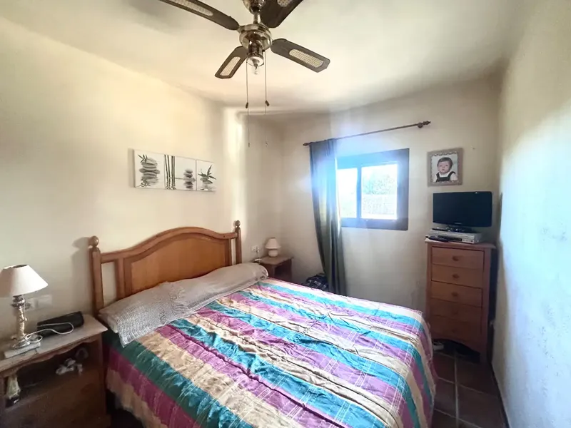 Se alquila casa chalet en la zona de Cala Llombards con 3 dormitorios más 1 baño completo. Parcela de unos 300m2 con una vivienda de 90m2 en — photo 4