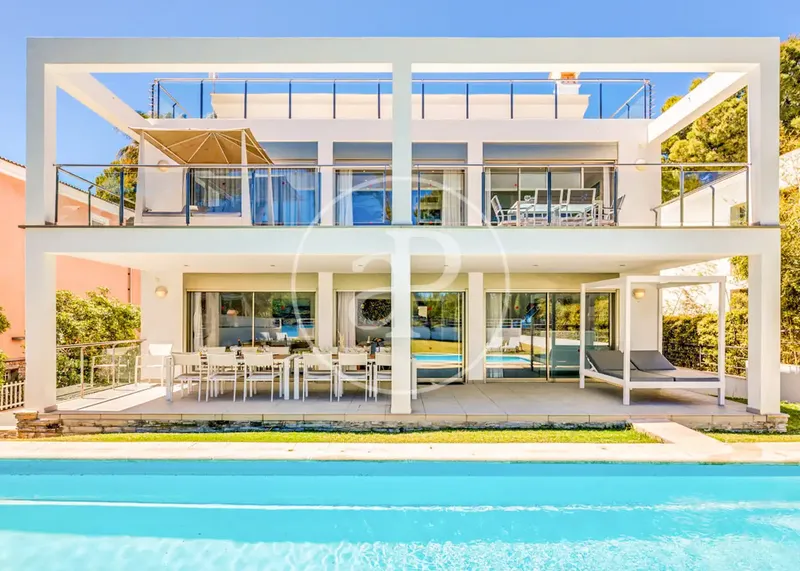 This 470 m² beachfront house in Puerto de Alcudia is a wonderful place to enjoy relaxing holidays by the sea — photo 1