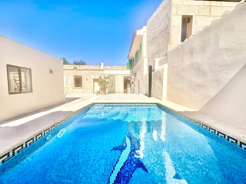 Mallorcan village house with lovely patio, pool and garage — photo 1