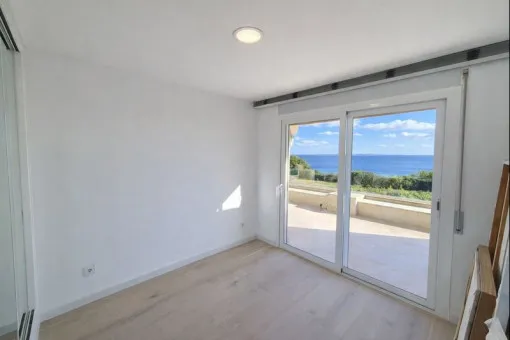 Cala Vinyas, renovated apartment for long-term rental on the seafront in Cala Vinyas, with sunny terrace, pool and direct access to the sea — photo 9