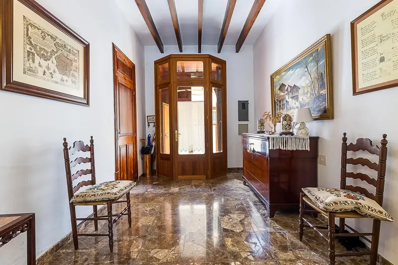 Descubre esta impresionante casa situada en el corazón de Llucmajor, ideal para aquellos que buscan un hogar amplio, con carácter y un gran  — photo 2