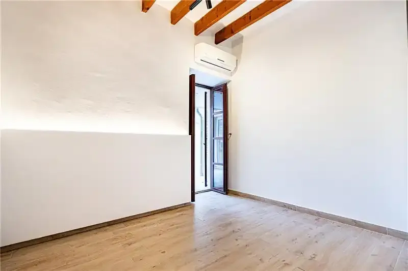 Ground floor with patio and pool, approx. 120m², living-dining room of approx. 30m² with exposed beams, fully furnished and equipped kitchen — photo 10