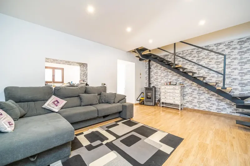 Village house of approximately 240 m² built, distributed over two floors, fully renovated and ready to move into. Located — photo 2
