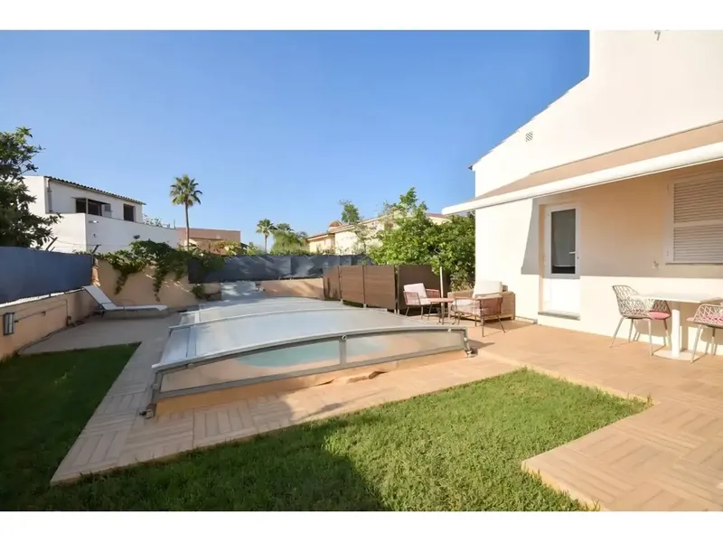 Chalet totalmente reformado, con 225 m² construidos y una parcela de 746 m² con piscina, jardín mediterráneo y varias zonas exteriores. Una  — photo 1