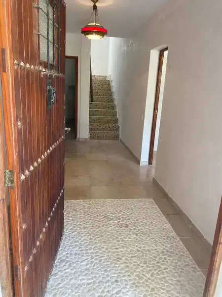 Disponible inmediatamente. Este precioso chalet de cuatro dormitorios, completamente renovado en 2026, combina el encanto de la arquitectura — photo 2