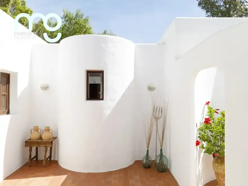 Located 5 minutes from the quiet area of Cala Saona and its crystal-clear turquoise blue beaches on the island of Formentera, this refuge house offers — photo 3