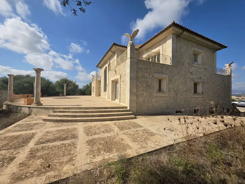 In a privileged elevated position, not far from Playa de Muro, this extraordinary property rises above the island between Santa Margalida — photo 5