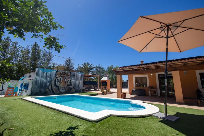 Detached house with huge plot and private pool — photo 1