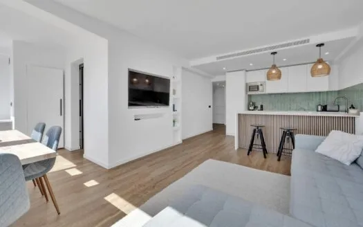 Sunny sea view apartment in a central location in Portals Nous, near Palma — photo 1