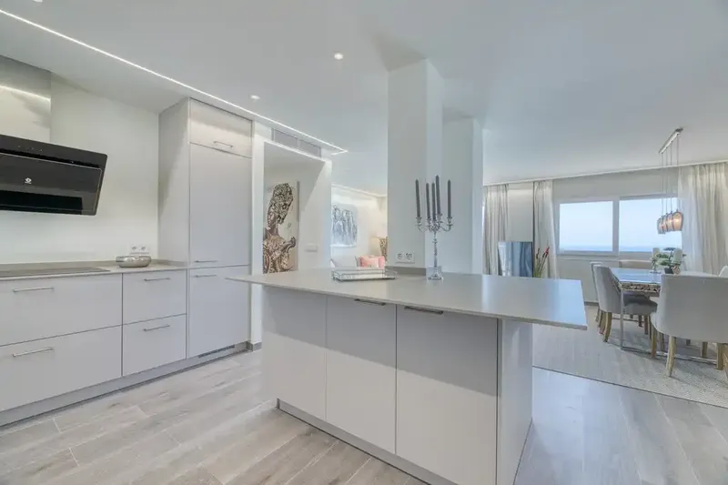 Ideally located in Cala Major, just minutes from the lively capital Palma, this magnificently renovated apartment offers — photo 6