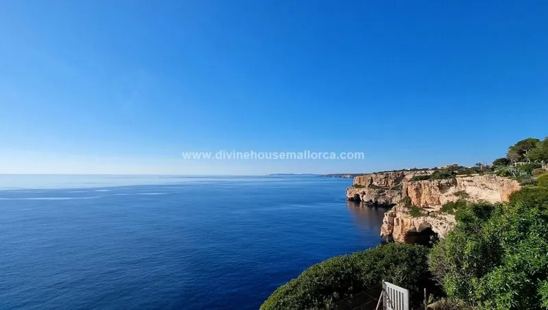 Chalet on the front line in Cala Llombards with tourist rental license — photo 11