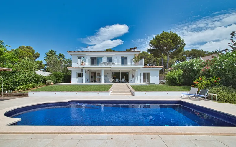 Family villa with a guest apartment and a large pool in a sought-after location in Santa Ponsa — photo 7
