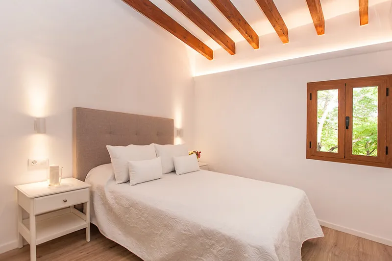 Lovely Renovated Two-Bedroom Penthouse next to the Market, with Nice Views and Outdoor Space — photo 2