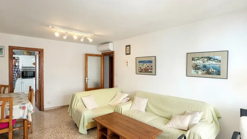 In one of the most sought-after residential areas of Playa de Palma, in the popular neighborhood of Las Maravillas, this apartment presents itself as a — photo 4