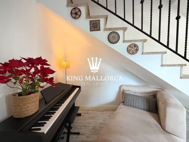 We offer a wonderful semi-detached villa with 3 bedrooms, 2 bathrooms, private pool, parking and large garden. — photo 2