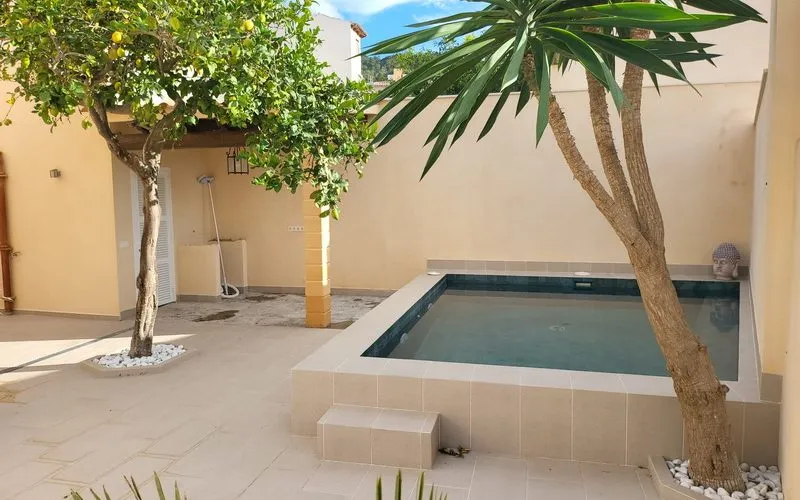 Elaborately renovated townhouse with a lot of charm — photo 1
