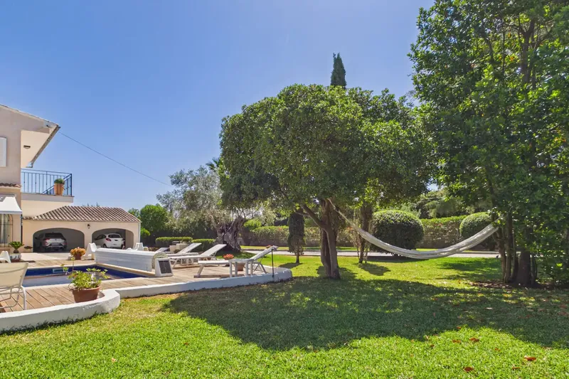 Surrounded by Mediterranean vegetation and just 1.5 km from the white sandy beaches of Playa de Muro, this beautiful finca combines — photo 9