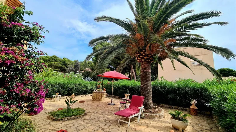 First floor apartment in an absolutely quiet yet central peripheral location, with a very large garden — photo 1