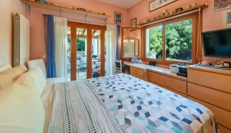 This magnificent rustic estate is located in the quiet and sought-after area of Alcanada — photo 4