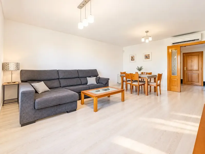 Dúplex en Es Caülls, Marratxí, ubicado en un cuidado complejo residencial con jardines y piscina comunitaria. La vivienda ofrece aproximadam — photo 9