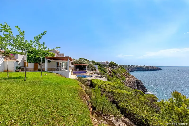 In an absolutely privileged location, directly on the cliffs of Cala Pi, this Mediterranean villa is situated on the first line — photo 2