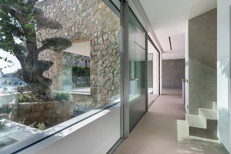 Newly Built Luxury Seafront Five-Bedroom Villa in Santa Ponsa with Panoramic Views and Expansive Terraces — photo 6