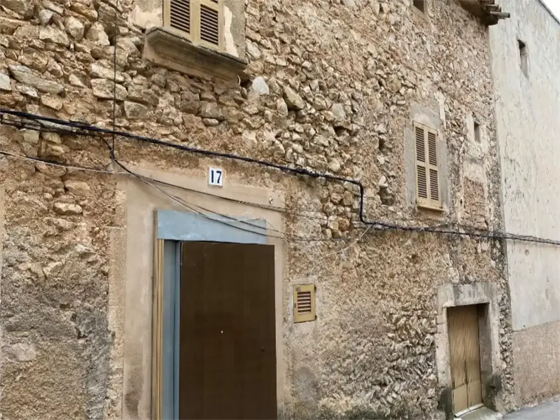 Casa de pueblo en el centro de Arta, con paredes de piedra y vigas de madera, con mucho carácter y encanto (anterior al año 1890). — photo 2