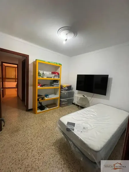Fincas Molina offers you exclusively this home in the Coll d'en Rabassa area with many renovation possibilities. 2nd floor without elevator — photo 3