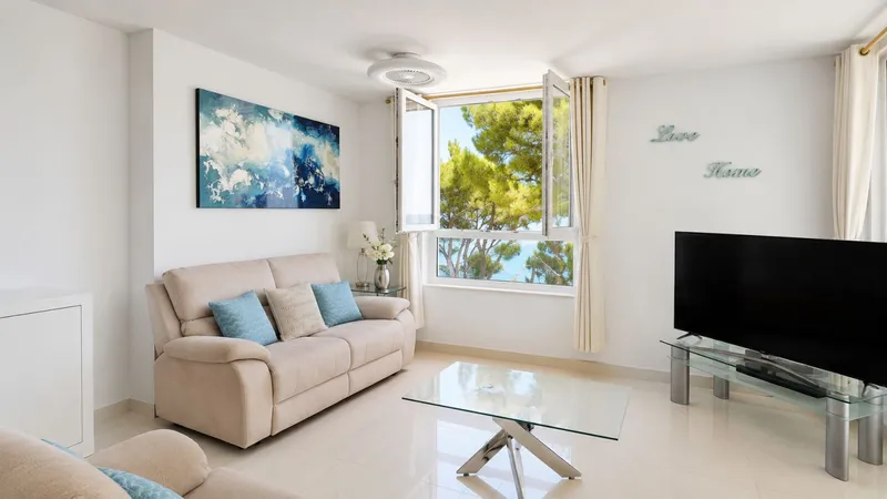 Sea view apartment in prestigious front line building — photo 8