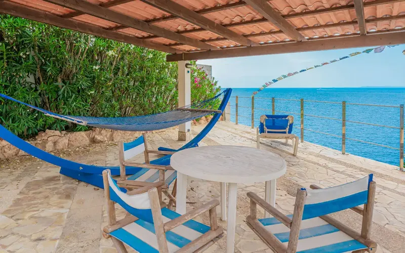 En primera línea de mar presentamos esta encantadora villa de estilo mediterráneo en Cala Pi. La fabulosa propiedad con vistas panorámicas d — photo 6