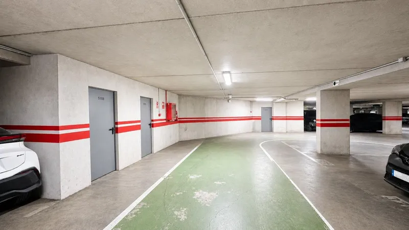 Spacious parking space next to Plaza Sant Antoni, Palma — photo 2