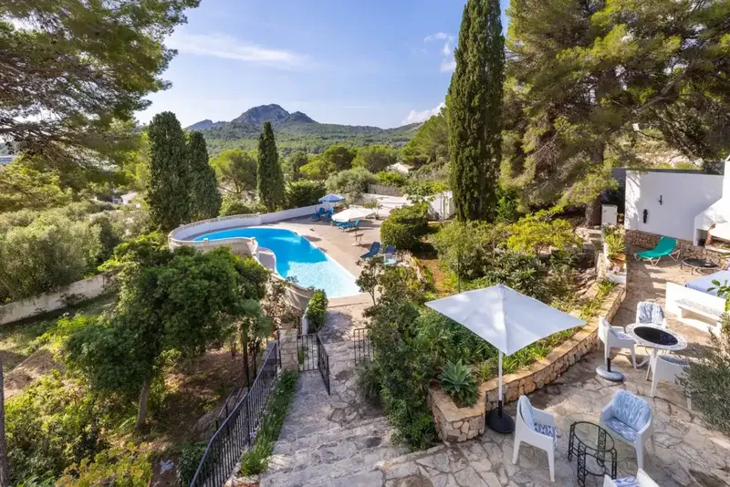This large family villa is for sale in the seaside village of Font De Sa Cala, near the castle town of Capdepera — photo 4
