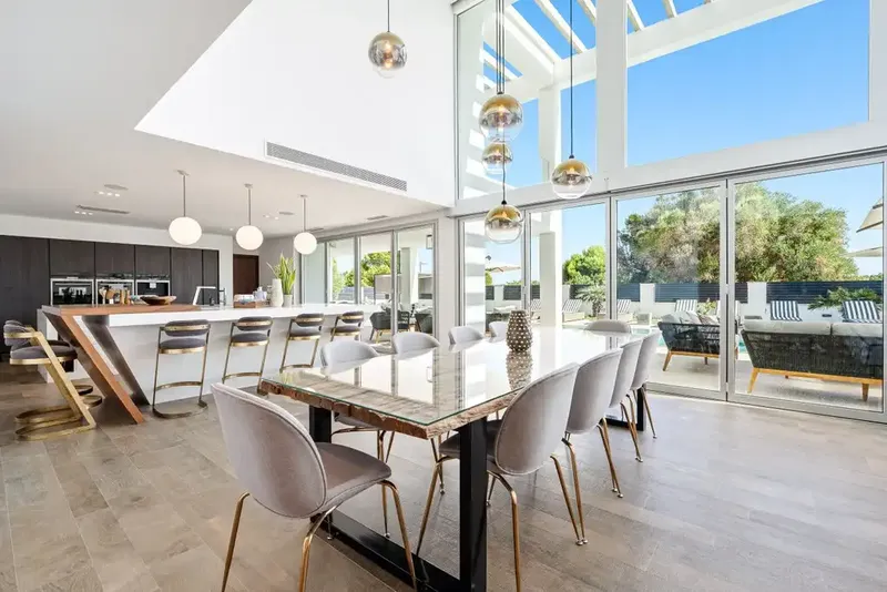Esta impresionante villa contemporánea en venta está situada en el tranquilo enclave de Llenaire, ofreciendo una rara combinación de espacio — photo 10
