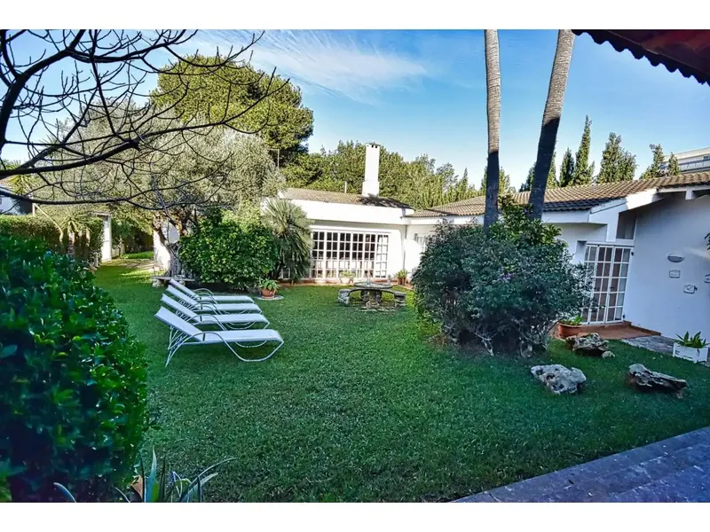 In Son Baulo, very close to the beach, on a plot of about 990 m2 we have a main house of about 250 m2 on two floors offering 3 bedrooms — photo 2