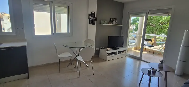 Private seller offers a very bright apartment of about 48 m² with southwest orientation in Son Ferrer. It is a first floor without elevator. — photo 4