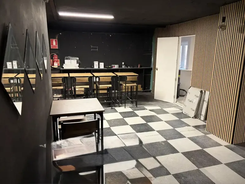 Espacio en sótano de dos plantas con terraza. Cuenta con licencia de bar en funcionamiento, pero actualmente se utiliza como estudio. Ideal  — photo 2