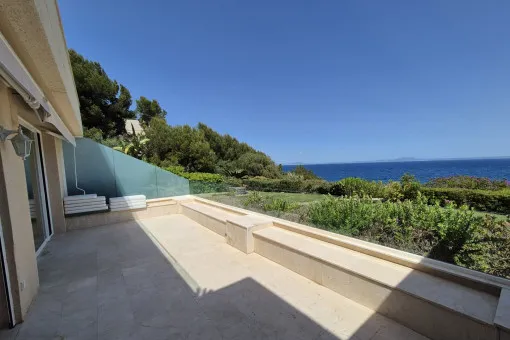 Cala Vinyas, renovated apartment for long-term rental on the seafront in Cala Vinyas, with sunny terrace, pool and direct access to the sea — photo 11