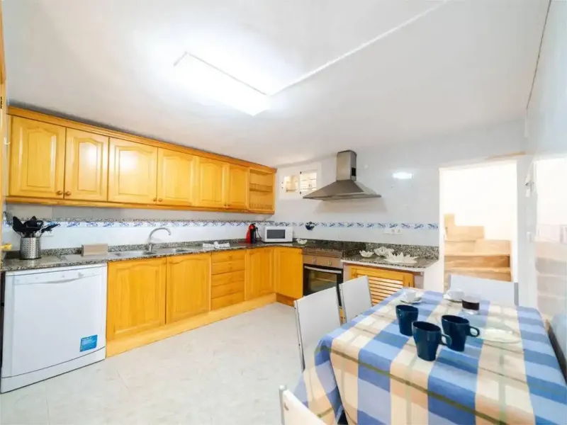 Villa de 150 m² en 2 plantas adecvada para 6 adultos. Con mobiliario muy funcional y confortable: comedor abierto grande con ventanal con me — photo 9